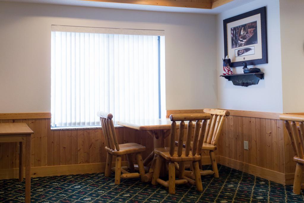 White Oak Inn And Suites Deer River Экстерьер фото