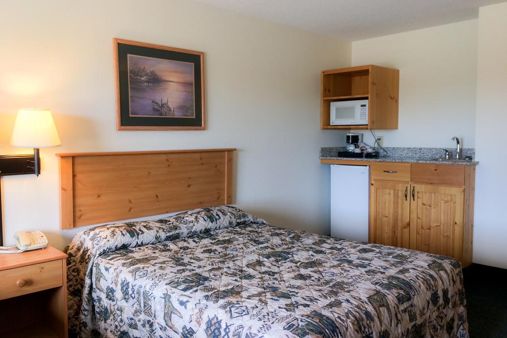 White Oak Inn And Suites Deer River Экстерьер фото