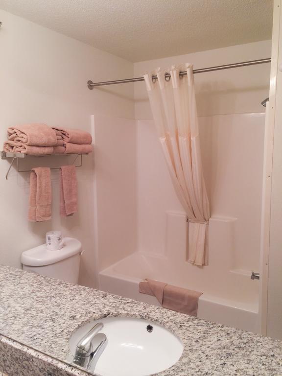 White Oak Inn And Suites Deer River Экстерьер фото