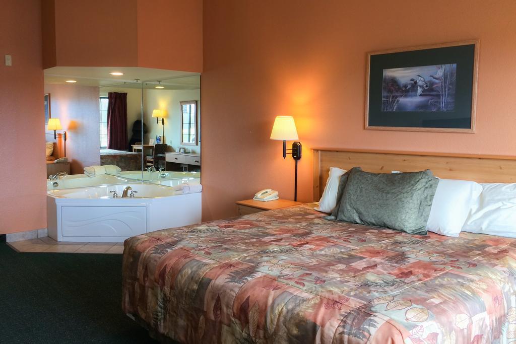 White Oak Inn And Suites Deer River Экстерьер фото