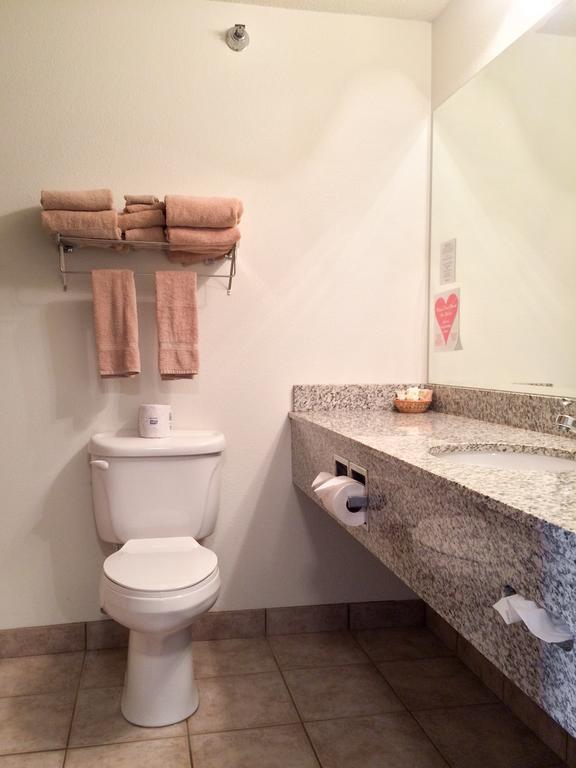 White Oak Inn And Suites Deer River Экстерьер фото