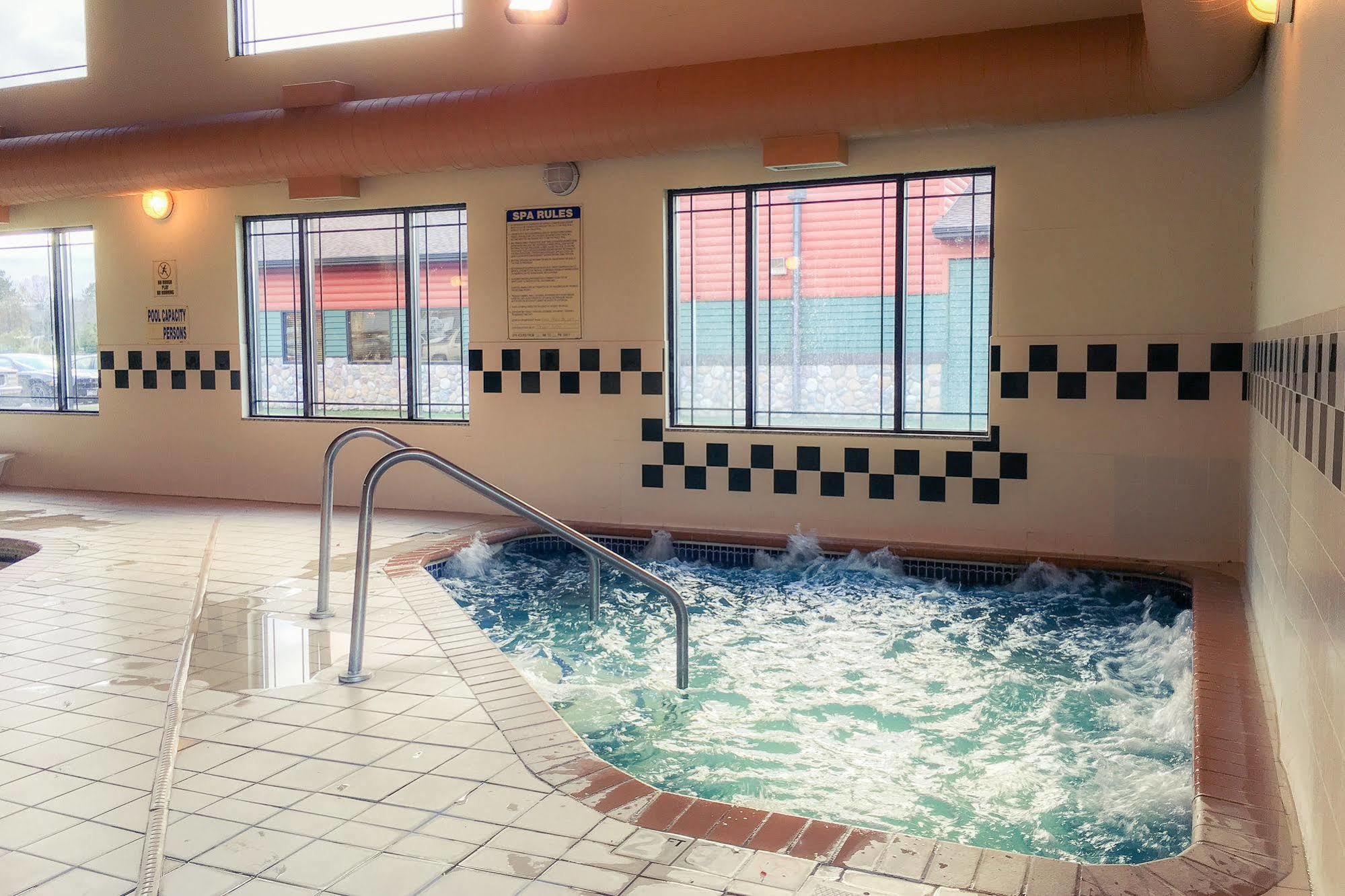 White Oak Inn And Suites Deer River Экстерьер фото