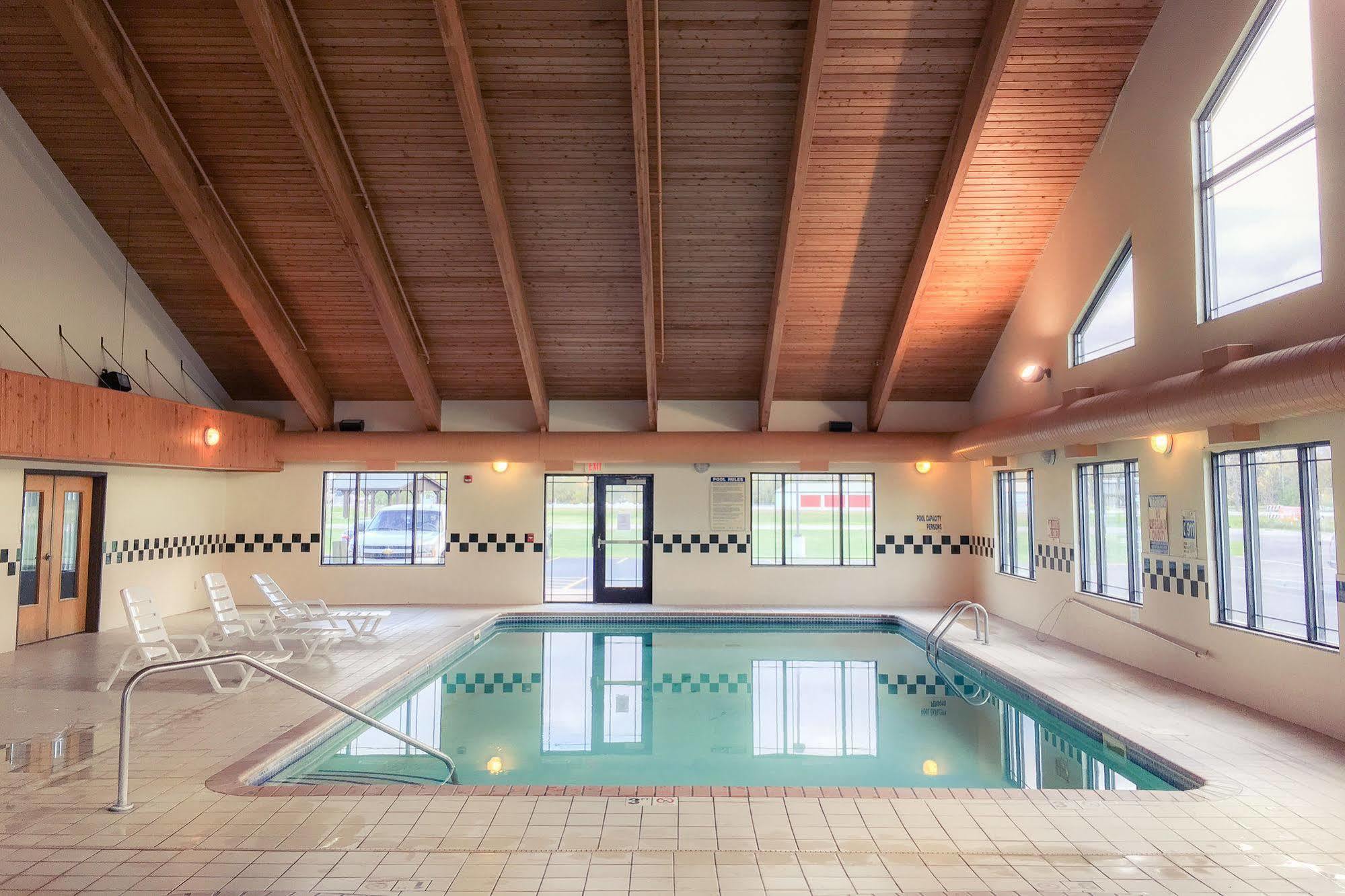 White Oak Inn And Suites Deer River Экстерьер фото