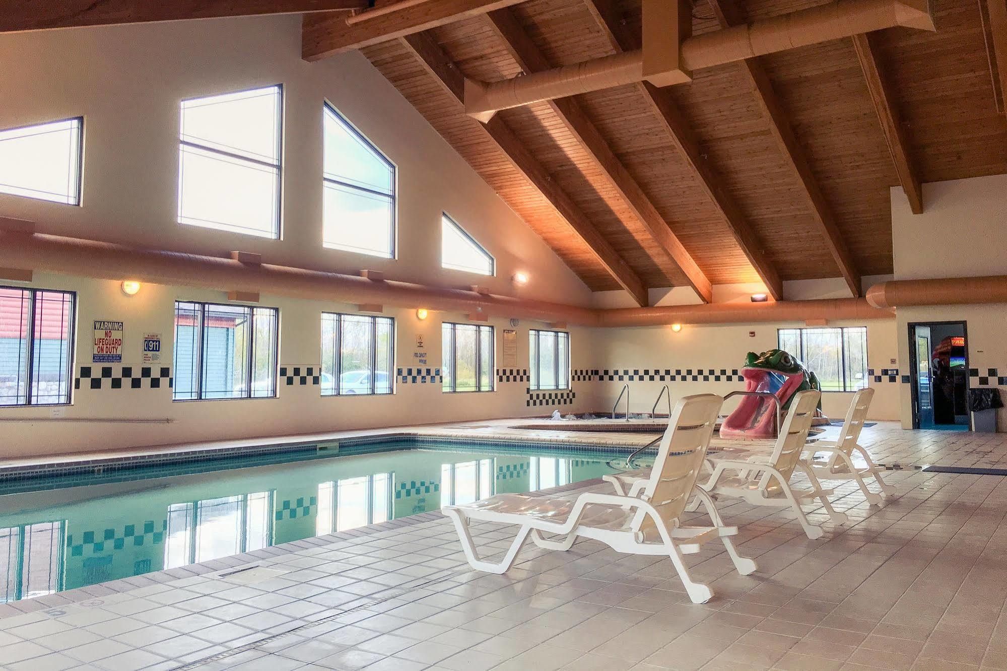 White Oak Inn And Suites Deer River Экстерьер фото